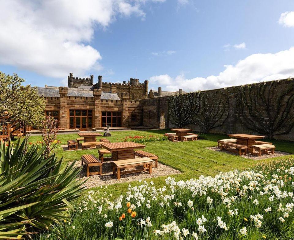 Sneaton Castle Hotel Уитби Екстериор снимка